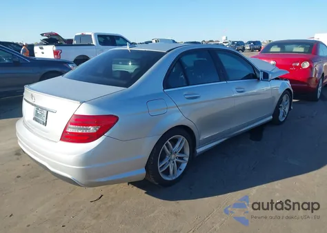 2012 Mercedes-Benz C 250 Luxury/Sport z USA, uszkodzony, nr VIN WDDGF4HB9CA601941